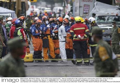 Rescue workers from the Japan brigade continue the search for victims at Alvaro Obregon building, in Mexico City, Mexico, 22 September 2017. The death toll from the powerful earthquake in central Mexico rose to 286, said National Civil Protection Coordinator Luis Felipe Puente. Mexico earthquake aftermath !ACHTUNG: NUR REDAKTIONELLE NUTZUNG!  Copyright: xJoséxMéndezx MEX11 20170922-636417023100208082