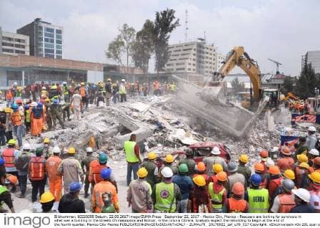 September 22, 2017 - Mexico City, Mexico - Rescuers are looking for survivors in what was a building in the streets Chimalpopoca and Bolivar, in the colonia Obrera. Analysts expect the rebuilding to begin at the end of the fourth quarter. Mexico City Mexico  - ZUMAu78_ 20170922_zaf_u78_017 Copyright: xElxUniversalx