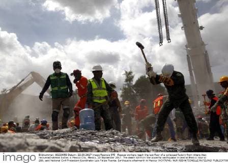 Rescue workers reach the last floor of a collapsed factory from where they recovered several bodies in Mexico City, Mexico, 22 September 2017. The death toll from the powerful earthquake in central Mexico rose to 286, said National Civil Protection Coordinator Luis Felipe Puente. Earthquake aftermarth in Mexico !ACHTUNG: NUR REDAKTIONELLE NUTZUNG!  Copyright: xSashenkaxGutierrezx MEX034 20170922-636417097593767846
