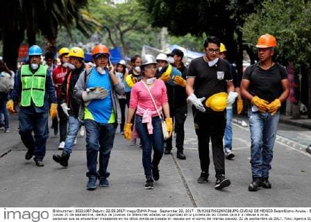 September 22, 2017 - EUM20170922NAC38.JPG.CIUDAD DE MEXICO SeismSismo-Ayuda.- El jueves 21 de septiembre, cientos de jovenes de diferentes edades se organizan en la glorieta de las Cibeles para ir a relevar a otras personas que se encuentran trabajando en los sitios donde se trabaja en rescate por el sismo del martes pasado, 22 de septiembre de 2017. Foto: Agencia EL UNIVERSALJorge SerratosMAVC  - ZUMAu78_ 20170922_zaf_u78_042 Copyright: xElxUniversalx