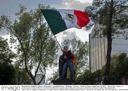 Erdbeben in Mexiko - Aufräumarbeiten September 22, 2017 - Mexico City, Mexico - A person waves a flag of Mexico in a center installed in the Roma colony. Rescuers continue to search for survivors. At least 286 people have been killed by Tuesday s magnitude 7.1 quake. Mexico  - ZUMAu78_ 20170922_zaf_u78_009 Copyright: xCamilaxMatax