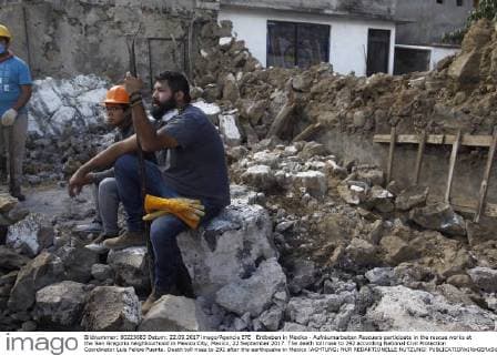 Erdbeben in Mexiko - Aufräumarbeiten Rescuers participate in the rescue works at the San Gregorio neighbourhood in Mexico City, Mexico, 22 September 2017. The death toll rose to 292 according National Civil Protection Coordinator Luis Felipe Puente. Death toll rises to 292 after the earthquake in Mexico !ACHTUNG: NUR REDAKTIONELLE NUTZUNG!  Copyright: xSashenkaxGutierrezx MEX049 20170923-636417308319856237
