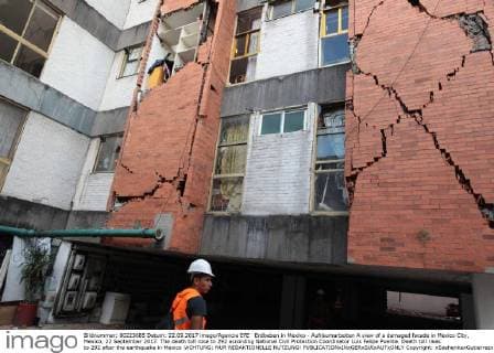 Erdbeben in Mexiko - Aufräumarbeiten A view of a damaged facade in Mexico City, Mexico, 22 September 2017. The death toll rose to 292 according National Civil Protection Coordinator Luis Felipe Puente. Death toll rises to 292 after the earthquake in Mexico !ACHTUNG: NUR REDAKTIONELLE NUTZUNG!  Copyright: xSashenkaxGutierrezx MEX051 20170923-636417309558340237