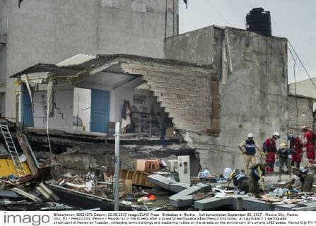 Erdbeben in Mexiko - Aufräumarbeiten September 22, 2017 - Mexico City, Mexico City, MX - Mexico City, Mexico - People run in the streets after a powerful earthquake jolted Mexico City today. A magnitude 7.1 earthquake shook central Mexico on Tuesday, collapsing some buildings and scattering rubble on the streets on the anniversary of a strong 1985 quake. Mexico City MX - ZUMAa136 20170922_zap_a136_004 Copyright: xJoelxAlvarezx