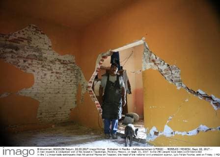 Erdbeben in Mexiko - Aufräumarbeiten (170922) -- MORELOS (MEXICO), Sept. 22, 2017 -- A man inspects a collapesed wall of his house in Tepalcingo, Morelos, Mexico, on Sept. 22, 2017. Some 293 people have been confirmed killed in the 7.1-magnitude earthquake that hit central Mexico on Tuesday, the head of the national civil protection agency, Luis Felipe Puente, said on Friday. ) MEXICO-MORELOS-EARTHQUAKE MarcoxDiaz 