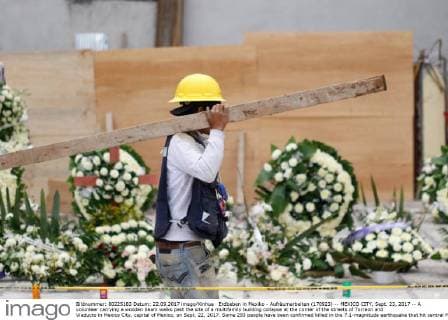 Erdbeben in Mexiko - Aufräumarbeiten (170923) -- MEXICO CITY, Sept. 23, 2017 -- A volunteer carrying a wooden beam walks past the site of a multifamily building collapse at the corner of the streets of Torreon and Viaducto in Mexico City, capital of Mexico, on Sept. 22, 2017. Some 293 people have been confirmed killed in the 7.1-magnitude earthquake that hit central Mexico on Tuesday, the head of the national civil protection agency, Luis Felipe Puente, said on Friday. ) (ma) (da) (zhf) MEXICO-MEXICO CITY-EARTHQUAKE FranciscoxCanedo 