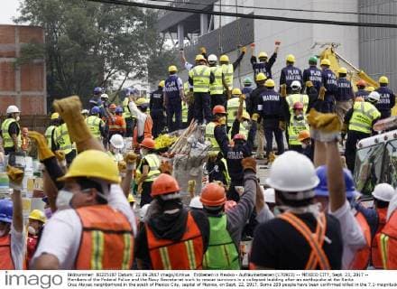Erdbeben in Mexiko - Aufräumarbeiten (170923) -- MEXICO CITY, Sept. 23, 2017 -- Members of the Federal Police and the Navy Secretariat work to rescue survivors in a collapsed building after an earthquake at the Santa Cruz Atoyac neighborhood in the south of Mexico City, capital of Mexico, on Sept. 22, 2017. Some 293 people have been confirmed killed in the 7.1-magnitude earthquake that hit central Mexico on Tuesday, the head of the national civil protection agency, Luis Felipe Puente, said on Friday. David de la Paz) (ma) (da) (zhf) MEXICO-MEXICO CITY-EARTHQUAKE-RESCUE e DavidxdexlaxPaz 