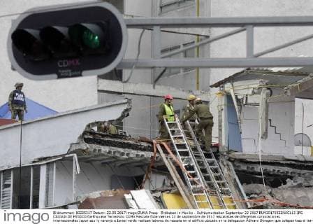 Erdbeben in Mexiko - Aufräumarbeiten September 22 2017 EUM20170922NAC113 JPG CIUDAD DE MEXICO Earthquake Terremoto CDMX Rescate Este viernes 22 de septiembre de 2017 rescatistas de diferentes corporaciones internacionales Japon azul y naranja e Israel verde realizan labores de rescate en el edificio ubicado en la delegacion Ãlvaro Obregon que colapso tras el terremoto que sacudio a la Ciudad de Mexico el pasado 19 de septiembre Foto Agencia EL UNIVERSAL Carlos Mejia EVZ  - ZUMAu78_ 20170922_zaf_u78_121 Copyright: xCarlosxMejia ElxUniversalx