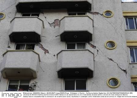 Erdbeben in Mexiko - Aufräumarbeiten September 22 2017 EUM20170922NAC124 JPG CIUDAD DE MEXICO EarthquakeTerremoto CDMX Danos 22 de septiembre de 2017 Habitantes de este edificio ubicado en Xola delegacion Benito Juarez fueron evacuados tras la evaluacion de la estructura cuyos resultados lo catalogan como inhabitable pues se encuentra en riesgo inminente de colapsar luego del terremoto que azoto a esta capital el pasado 19 de septiembre Foto Agencia EL UNIVERSALJuan Carlos ReyesEVZ  - ZUMAu78_ 20170922_zaf_u78_135 Copyright: xElxUniversalx