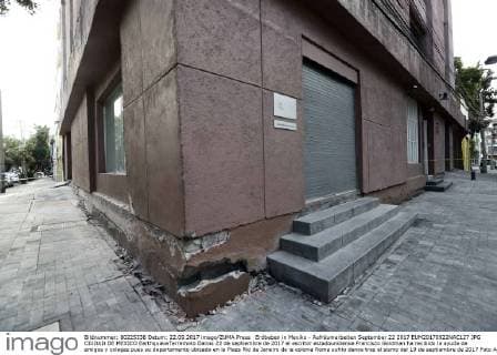 Erdbeben in Mexiko - Aufräumarbeiten September 22 2017 EUM20170922NAC127 JPG CIUDAD DE MEXICO EarthquakeTerremoto Danos 22 de septiembre de 2017 el escritor estadounidense Francisco Goldman ha recibido la ayuda de amigos y colegas pues su departamento ubicado en la Plaza Rio de Janeiro de la colonia Roma sufrio danos tras el sismo del 19 de septiembre de 2017 Foto Agencia EL UNIVERSALJuan Carlos ReyesMAVC  - ZUMAu78_ 20170922_zaf_u78_142 Copyright: xElxUniversalx