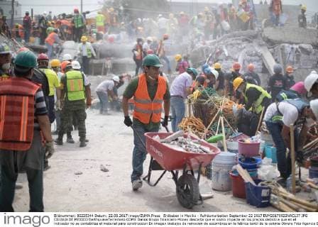 Erdbeben in Mexiko - Aufräumarbeiten September 22 2017 EUM20170922NAC137 JPG CIUDAD DE MEXICO EarthquakeTerremoto CDMX Danos Grupo financiero Monex descarta que el sismo impacte en los precios debido a que en el indicador no se contabiliza el material para construccion En imagen trabajos de remocion de escombros en la fabrica textil de la colonia Obrera Foto Agencia EL UNIVERSALGerman EspinosaMAVC  - ZUMAu78_ 20170922_zaf_u78_148 Copyright: xElxUniversalx