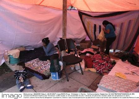 Erdbeben in Mexiko - Aufräumarbeiten September 22 2017 EUM20170922NAC146 JPG CIUDAD DE MEXICO Earthquake Terremoto CDMX Ayuda 22 de septiembre de 2017 Decenas de personas instalan casas de campana en el Jardin Pushkin colonia Roma Norte delegacion Cuauhtemoc debido a que muchas perdieron su patrimonio tras el terremoto que sacudio a la Ciudad de Mexico el pasado 19 de septiembre Foto Agencia EL UNIVERSAL EVZ  - ZUMAu78_ 20170922_zaf_u78_158 Copyright: xAlejandraxLeyvax