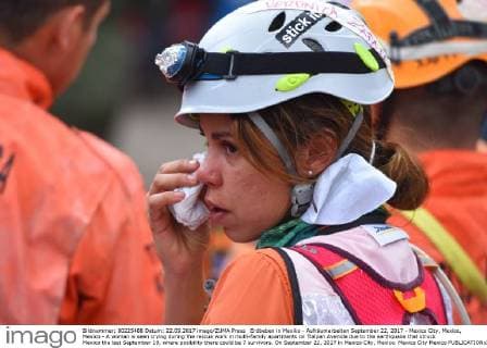 Erdbeben in Mexiko - Aufräumarbeiten September 22, 2017 - Mexico City, Mexico, Mexico - A woman is seen crying during the rescue work in multi-family apartments on Tlalpan Avenida due to the earthquake that struck Mexico the last September 19, where posibility there could be 7 survivors. On September 22, 2017 in Mexico City, Mexico. Mexico City Mexico  - ZUMAn230 20170922_zaa_n230_538 Copyright: xCarlosxTischlerx