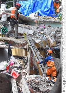Erdbeben in Mexiko - Aufräumarbeiten September 22, 2017 - Mexico City, Mexico, Mexico - Japanese rescuers are seen during their rescue efforts in the rubble of the multi-family apartments on Tlalpan Avenida due to the earthquake that struck Mexico the last September 19, where posibility there could be 7 survivors. On September 22, 2017 in Mexico City, Mexico Mexico City Mexico  - ZUMAn230 20170922_zaa_n230_562 Copyright: xCarlosxTischlerx