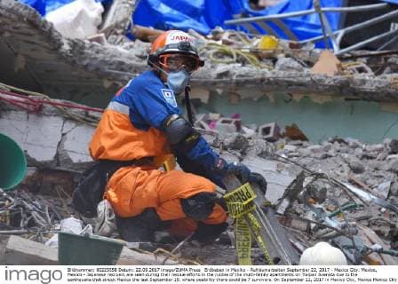 Erdbeben in Mexiko - Aufräumarbeiten September 22, 2017 - Mexico City, Mexico, Mexico - Japanese rescuers are seen during their rescue efforts in the rubble of the multi-family apartments on Tlalpan Avenida due to the earthquake that struck Mexico the last September 19, where posibility there could be 7 survivors. On September 22, 2017 in Mexico City, Mexico Mexico City Mexico  - ZUMAn230 20170922_zaa_n230_565 Copyright: xCarlosxTischlerx