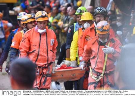 Erdbeben in Mexiko - Aufräumarbeiten September 22, 2017 - Mexico City, Mexico, Mexico - Rescuers are seen removing a body from the rubble in multi-family apartments on Tlalpan Avenida due to the earthquake that struck Mexico the last September 19, where posibility there could be 7 survivors. On September 22, 2017 in Mexico City, Mexico Mexico City Mexico  - ZUMAn230 20170922_zaa_n230_569 Copyright: xCarlosxTischlerx