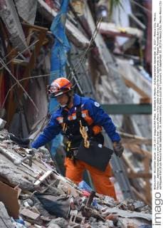 Erdbeben in Mexiko - Aufräumarbeiten September 22, 2017 - Mexico City, Mexico, Mexico - Japanese rescuers are seen during their rescue efforts in the rubble of the multi-family apartments on Tlalpan Avenida due to the earthquake that struck Mexico the last September 19, where posibility there could be 7 survivors. On September 22, 2017 in Mexico City, Mexico Mexico City Mexico  - ZUMAn230 20170922_zaa_n230_573 Copyright: xCarlosxTischlerx