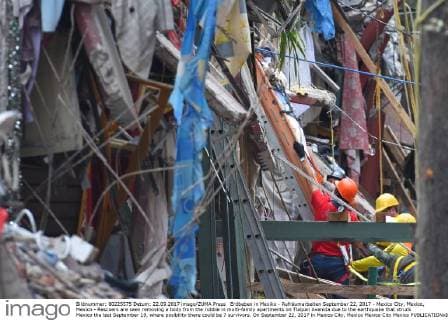 Erdbeben in Mexiko - Aufräumarbeiten September 22, 2017 - Mexico City, Mexico, Mexico - Rescuers are seen removing a body from the rubble in multi-family apartments on Tlalpan Avenida due to the earthquake that struck Mexico the last September 19, where posibility there could be 7 survivors. On September 22, 2017 in Mexico City, Mexico Mexico City Mexico  - ZUMAn230 20170922_zaa_n230_575 Copyright: xCarlosxTischlerx
