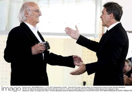 Spanish filmmaker Carlos Saura (L) congratulates Spanish actor Antonio Banderas (R) for the National Cinematography Award during a ceremony held in the sidelines of the San Sebastian International Film Festival in San Sebastian, Spain, 23 September 2017. Antonio Banderas receives Natioanl Cinematography Award !ACHTUNG: NUR REDAKTIONELLE NUTZUNG!  Copyright: xJuanxHerrerox 20170923-636417761440486493