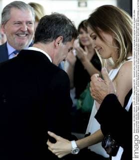 Spanish actor Antonio Banderas (L) embraces his partner Nicole Kimpel (R) after being awarded with the National Cinematography Award during a ceremony held in the sidelines of the San Sebastian International Film Festival in San Sebastian, Spain, 23 September 2017. Antonio Banderas receives Natioanl Cinematography Award !ACHTUNG: NUR REDAKTIONELLE NUTZUNG!  Copyright: xJuanxHerrerox 20170923-636417762201922493