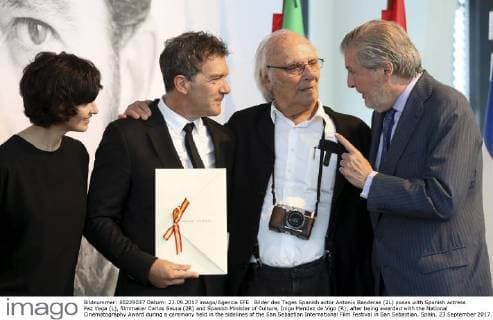 Bilder des Tages Spanish actor Antonio Banderas (2L) poses with Spanish actress Paz Vega (L), filmmaker Carlos Saura (2R) and Spanish Minister of Culture, Inigo Mendez de Vigo (R), after being awarded with the National Cinematography Award during a ceremony held in the sidelines of the San Sebastian International Film Festival in San Sebastian, Spain, 23 September 2017. Antonio Banderas receives Natioanl Cinematography Award !ACHTUNG: NUR REDAKTIONELLE NUTZUNG!  Copyright: xJuanxHerrerox 20170923-636417762880522493