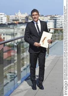 23-09-2017 Spanish actor Antonio Banderas poses after being awarded with the National Cinematography Award during a ceremony held in the sidelines of the San Sebastian International Film Festival in San Sebastian, Spain. No Spain  Copyright: xPPE xTHORTONx