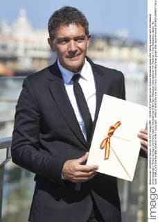 23-09-2017 Spanish actor Antonio Banderas poses after being awarded with the National Cinematography Award during a ceremony held in the sidelines of the San Sebastian International Film Festival in San Sebastian, Spain. No Spain  Copyright: xPPE xTHORTONx