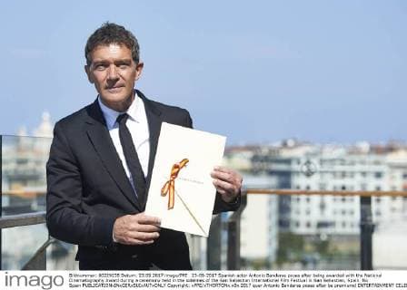 23-09-2017 Spanish actor Antonio Banderas poses after being awarded with the National Cinematography Award during a ceremony held in the sidelines of the San Sebastian International Film Festival in San Sebastian, Spain. No Spain  Copyright: xPPE xTHORTONx