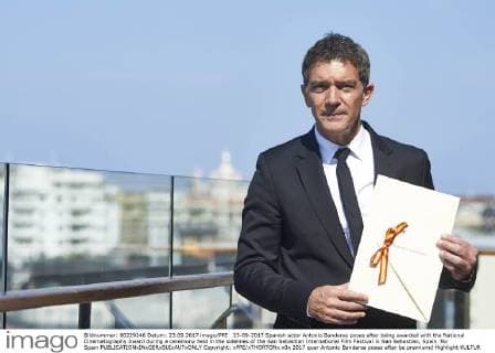 23-09-2017 Spanish actor Antonio Banderas poses after being awarded with the National Cinematography Award during a ceremony held in the sidelines of the San Sebastian International Film Festival in San Sebastian, Spain. No Spain  Copyright: xPPE xTHORTONx