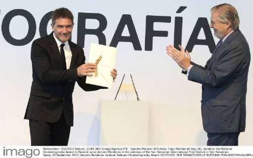 Spanihs Minister of Culture, Inigo Mendez de Vigo (R), hands in the National Cinematography Award to Spanish actor Antonio Banderas in the sidelines of the San Sebastian International Film Festival in San Sebastian, Spain, 23 September 2017. Antonio Banderas receives Natioanl Cinematography Award !ACHTUNG: NUR REDAKTIONELLE NUTZUNG!  Copyright: xJuanxHerrerox 20170923-636417798119213876