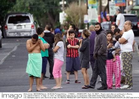 (170923) -- MEXICO CITY, Sept. 23, 2017 -- People react after an earthquake in Mexico City, capital of Mexico, on Sept. 23, 2017. An earthquake measuring 6.2 on the Richter scale jolted southeastern Mexico on Saturday, the U.S. Geological Survey said. David de la Paz) (rh) MEXICO-MEXICO CITY-EARTHQUAKE e DavidxdexlaxPaz 