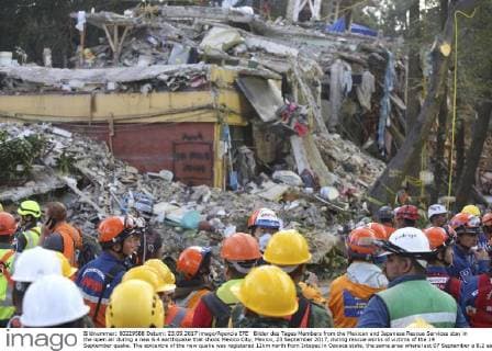 Bilder des Tages Members from the Mexican and Japanese Rescue Services stay in the open air during a new 6.4 earthquake that shook Mexico City, Mexico, 23 September 2017, during rescue works of victims of the 19 September quake. The epicentre of the new quake was registered 12km north from Ixtepec in Oaxaca state, the same area where last 07 September a 8.2 earthquake shook the country leaving 98 dead. New earthquake shakes Mexico !ACHTUNG: NUR REDAKTIONELLE NUTZUNG!  Copyright: xUlisesxRuizxBasurtox 20170923-636417826149432138