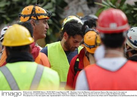 Members from the Mexican and Japanese Rescue Services stay in the open air during a new 6.4 earthquake that shook Mexico City, Mexico, 23 September 2017, during rescue works of victims of the 19 September quake. The epicentre of the new quake was registered 12km north from Ixtepec in Oaxaca state, the same area where last 07 September a 8.2 earthquake shook the country leaving 98 dead. New earthquake shakes Mexico !ACHTUNG: NUR REDAKTIONELLE NUTZUNG!  Copyright: xJosexMendezx 20170923-636417826814449180