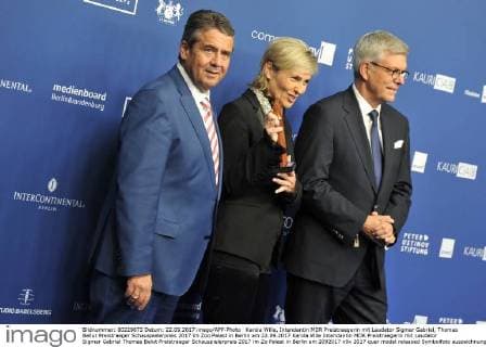 Karola Wille, Intendantin MDR Preistraegerin mit Laudator Sigmar Gabriel, Thomas Bellut Preistraeger Schauspielerpreis 2017 im Zoo Palast in Berlin am 22.09.2017