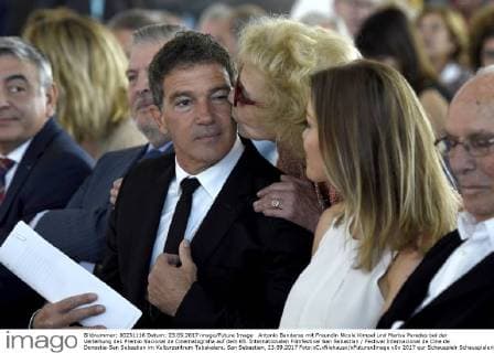 Antonio Banderas mit Freundin Nicole Kimpel und Marisa Paredes bei der Verleihung des Premio Nacional de Cinematografia auf dem 65. Internationalen Filmfestival San Sebastian Festival Internacional de Cine de Donostia-San Sebastian im Kulturzentrum Tabakalera. San Sebastian, 23.09.2017 Foto:xC.xNiehausx xFuturexImage