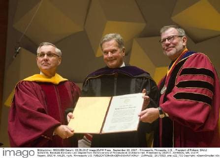 September 23, 2017 - Minneapolis, Minnesota, U.S. - President of Finland, SAULI NIINISTO, Receives Honorary Law Degree from the University of Minnesota at Orchestra Hall. Presented by DEAN E. JOHNSON, left, U of M Regent, ERIC W. KALER, right. Minneapolis U.S. - ZUMAu22_ 20170923_sha_u22_732 Copyright: xSeanxSmudax