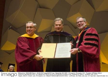 September 23, 2017 - Minneapolis, Minnesota, U.S. - President of Finland, SAULI NIINISTO, Receives Honorary Law Degree from the University of Minnesota at Orchestra Hall. Presented by DEAN E. JOHNSON, left, U of M Regent, ERIC W. KALER, right. Minneapolis U.S. - ZUMAu22_ 20170923_sha_u22_729 Copyright: xSeanxSmudax