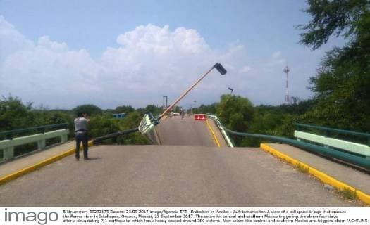 Erdbeben in Mexiko - Aufräumarbeiten A view of a collapsed bridge that crosses the Perros river in Ixtaltepec, Oaxaca, Mexico, 23 September 2017. The seism hit central and southern Mexico triggering the alarm four days after a devastating 7,1 earthquake which has already caused around 300 victims. New seism hits central and southern Mexico and triggers alarm !ACHTUNG: NUR REDAKTIONELLE NUTZUNG!  Copyright: xPedroxRasgadox IXT001 20170923-636417982378452102