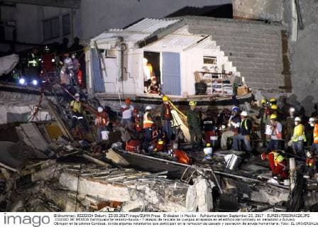 Erdbeben in Mexiko - Aufräumarbeiten September 23, 2017 - EUM20170923NAC20.JPG .CIUDAD DE MEXICO EarthquakeTerremoto-Ayuda.- Trabajos de rescate de cuerpos atrapados en el edificio derrumbado en Valladolid y Ãlvaro Obregon en la colonia Condesa, donde algunos voluntarios que participan en la remocion de cascajo y operacion de ayuda humanitaria. Foto: EL UNIVERSALJenifer NavaMAVC  - ZUMAu78_ 20170923_zaf_u78_021 Copyright: xElxUniversalx