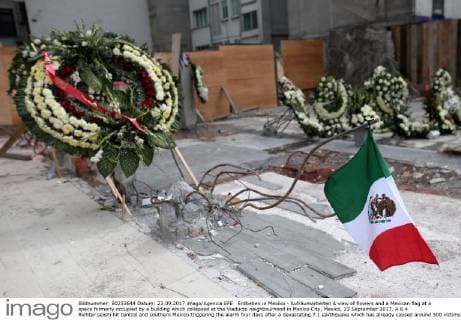 Erdbeben in Mexiko - Aufräumarbeiten A view of flowers and a Mexican flag at a space formerly occupied by a building which collapsed at the Viaducto neighbourhood in Mexico City, Mexico, 23 September 2017. A 6.4 Richter seism hit central and southern Mexico triggering the alarm four days after a devastating 7,1 earthquake which has already caused around 300 victims. New seism hits central and southern Mexico and triggers alarm !ACHTUNG: NUR REDAKTIONELLE NUTZUNG!  Copyright: xJorgexDanxLopezx CMX008 20170924-636418152116920509