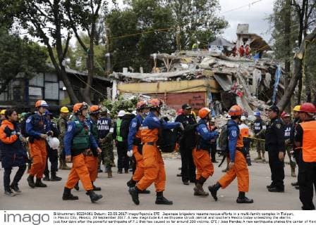Japanese brigaders resume rescue efforts in a multi-family complex in Tlalpan, in Mexico City, Mexico, 23 September 2017. A new magnitude 6.4 earthquake struck central and southern Mexico today unleashing the alarms just four days after the powerful earthquake of 7.1 that has caused so far around 300 victims. EFE Jose Mendez A new earthquake shakes the center of Mexico and creates alarm !ACHTUNG: NUR REDAKTIONELLE NUTZUNG!  Copyright: xJoséxMéndezx MEX61 20170924-636418218997432043