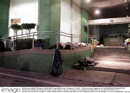 Erdbeben in Mexiko - Aufräumarbeiten September 23 2017 EUM20170923NAC27 JPG CIUDAD DE MEXICO EarthquakeTerremoto Ayuda Jovenes y adultos voluntarios que trabajan en la organizacion de las labores nocturnas en el campamento de Ãlvaro obregon y Yucatan desde donde se distribuye de apoyo en los alrededores de las colonias Condesa y Roma en la delegacion Cuauhtemoc 23 de septiembre de 2017 Foto Agencia EL UNIVERSALAlejandro AcostaMAVC  - ZUMAu78_ 20170923_zaf_u78_028 Copyright: xElxUniversalx