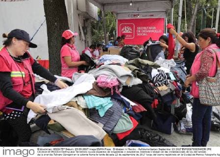 Erdbeben in Mexiko - Aufräumarbeiten September 23 2017 EUM20170923NAC39 JPG CIUDAD DE MEXICO Earthquake Terremoto Ayuda Aspectos de brigadistas y voluntarios mientras trabajan en las inmediaciones de los derrumbes de la avenida Ãlvaro Obregon en la colonia Roma la tarde de este 23 de septiembre de 2017 luego del sismo registrado en la Ciudad de Mexico Fotografia Agencia EL UNIVERSAL AFBV  - ZUMAu78_ 20170923_zaf_u78_039 Copyright: xIrvinxOlivaresx