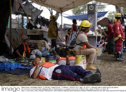 (170924) -- MEXICO CITY, Sept. 24, 2017 -- Rescuers take a break during the search for survivors at a building that collapsed after an earthquake, in a neighborhood south of Mexico City, capital of Mexico on Sept. 23, 2017. ) (ma) (fnc) (whw) MEXICO-MEXICO CITY-EARTHQUAKE-RESCUE CarolinaxEndara 