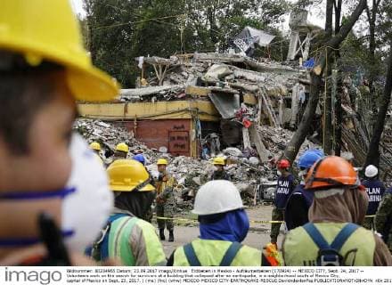 Erdbeben in Mexiko - Aufräumarbeiten (170924) -- MEXICO CITY, Sept. 24, 2017 -- Volunteers work on the search for survivors at a building that collapsed after an earthquake, in a neighborhood south of Mexico City, capital of Mexico on Sept. 23, 2017. ) (ma) (fnc) (whw) MEXICO-MEXICO CITY-EARTHQUAKE-RESCUE DavidxdexlaxPaz 
