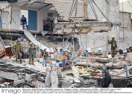 Erdbeben in Mexiko - Aufräumarbeiten (170924) -- MEXICO CITY, Sept. 24, 2017 -- Mexican and Israeli rescuers work for the search of survivors in the Roma neighborhood after an earthquake in Mexico City, capital of Mexico on Sept. 23, 2017. Francisco Canedo) (ma) (fnc) (whw) MEXICO-MEXICO CITY-EARTHQUAKE-RESCUE e FranciscoxCanedo 