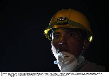 (170924) -- BEIJING, Sept. 24, 2017 -- A rescue worker is seen during the search for survivors after an earthquake, in Mexico City, capital of Mexico, Sept. 20, 2017. ) WEEKLY CHOICES OF XINHUA PHOTO DavidxdexlaxPaz 