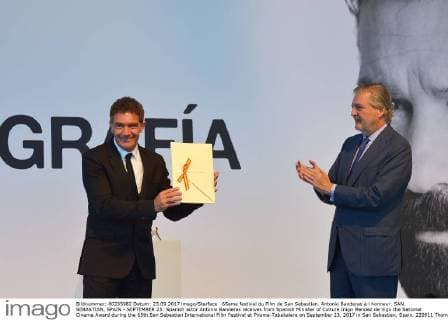 65eme festival du Film de San Sebastian. Antonio Banderas à l honneur. SAN SEBASTIAN, SPAIN - SEPTEMBER 23: Spanish actor Antonio Banderas receives from Spanish Minister of Culture Inigo Mendez de Vigo the National Cinema Award during the 65th San Sebastian International Film Festival at Prisma-Tabakalera on September 23, 2017 in San Sebastian, Spain. 220911 Thomas Bohlen Starface 2017-09-23 San Sebastian Espagne Banderas, Antonio  Copyright: xThomasxBohlenx xStarfacex STAR_220911_021