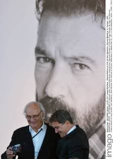 65eme festival du Film de San Sebastian. Antonio Banderas à l honneur. SAN SEBASTIAN, SPAIN - SEPTEMBER 23: Spanish actor Antonio Banderas receives from Spanish Minister of Culture Inigo Mendez de Vigo the National Cinema Award during the 65th San Sebastian International Film Festival at Prisma-Tabakalera on September 23, 2017 in San Sebastian, Spain. 220911 Thomas Bohlen Starface 2017-09-23 San Sebastian Espagne Banderas, Antonio  Copyright: xThomasxBohlenx xStarfacex STAR_220911_024