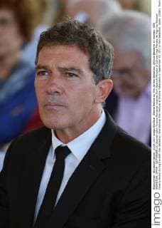65eme festival du Film de San Sebastian. Antonio Banderas à l honneur. SAN SEBASTIAN, SPAIN - SEPTEMBER 23: Spanish actor Antonio Banderas receives from Spanish Minister of Culture Inigo Mendez de Vigo the National Cinema Award during the 65th San Sebastian International Film Festival at Prisma-Tabakalera on September 23, 2017 in San Sebastian, Spain. 220911 Thomas Bohlen Starface 2017-09-23 San Sebastian Espagne Banderas, Antonio  Copyright: xThomasxBohlenx xStarfacex STAR_220911_029